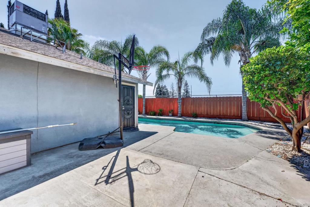 2250 Solitude Ln, Turlock, CA 95380
