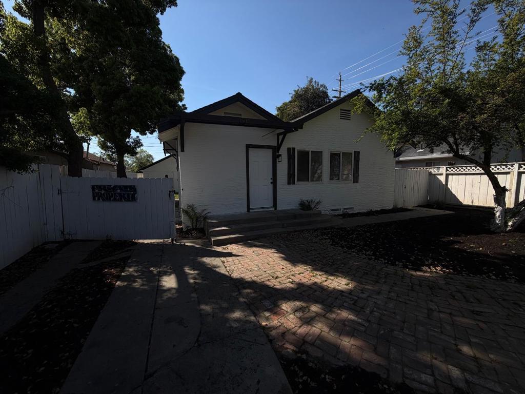 1505 Victoria Dr, Modesto, CA 95351