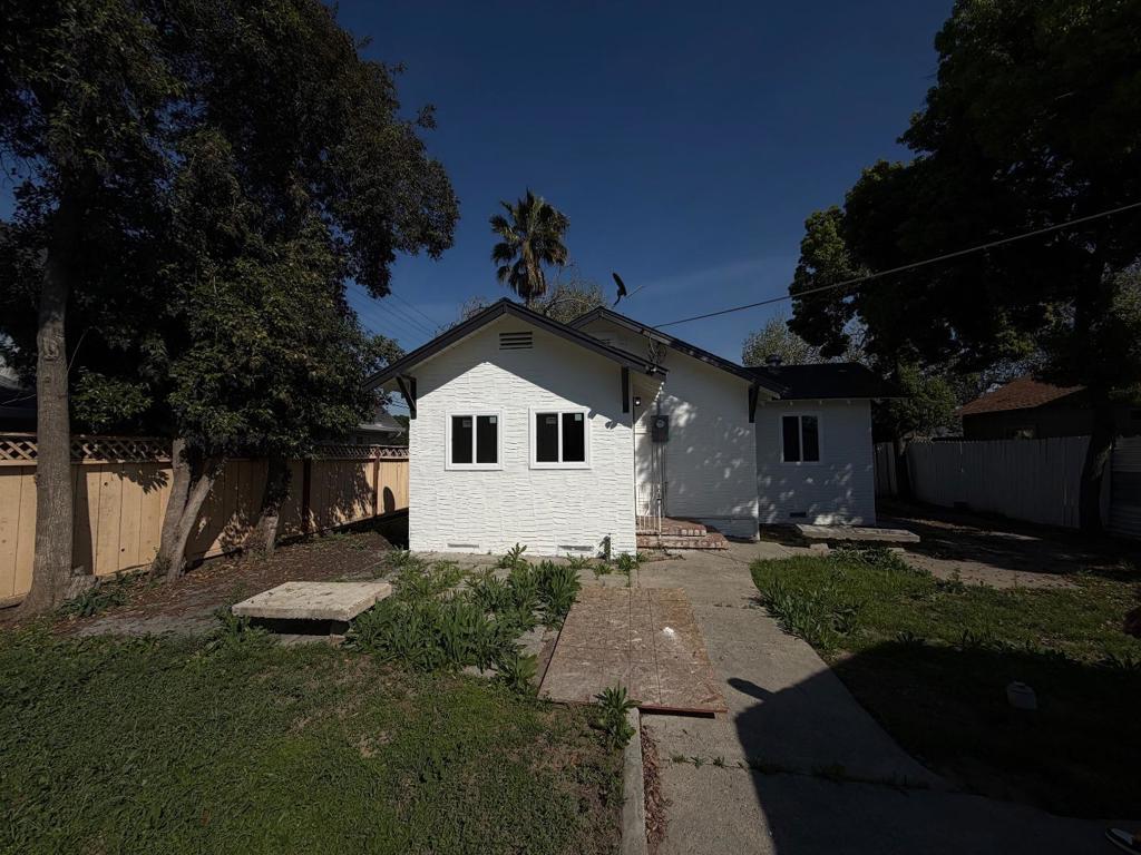 1505 Victoria Dr, Modesto, CA 95351