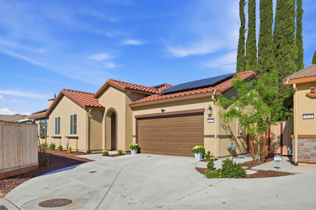 1957 Apiary Way, Hughson, CA 95326