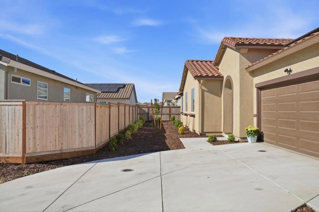 1957 Apiary Way, Hughson, CA 95326