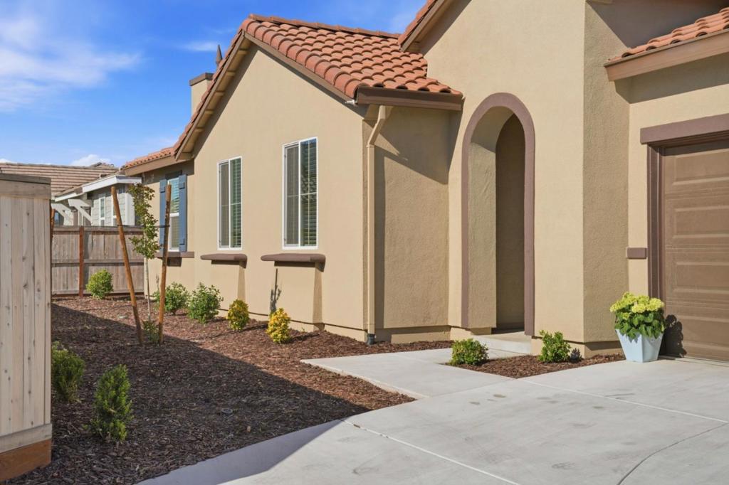 1957 Apiary Way, Hughson, CA 95326