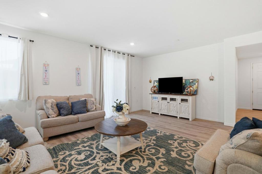 1957 Apiary Way, Hughson, CA 95326