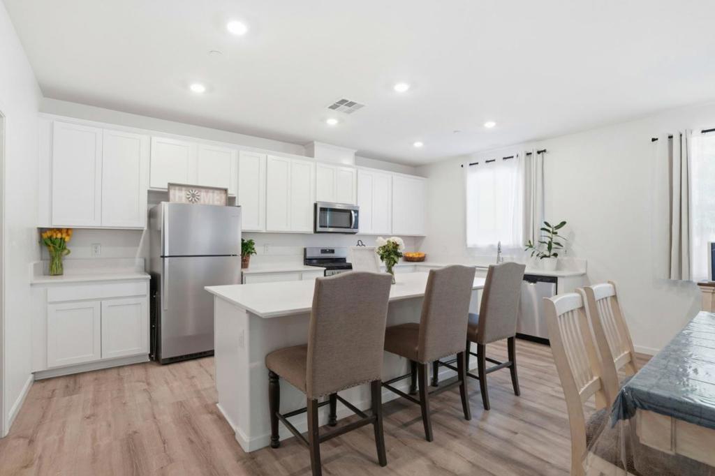 1957 Apiary Way, Hughson, CA 95326