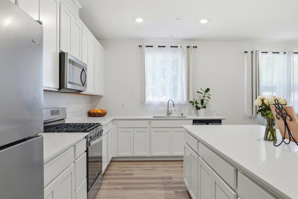 1957 Apiary Way, Hughson, CA 95326