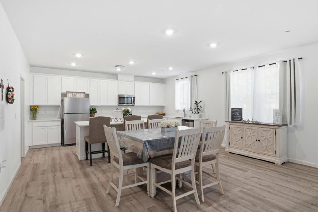 1957 Apiary Way, Hughson, CA 95326