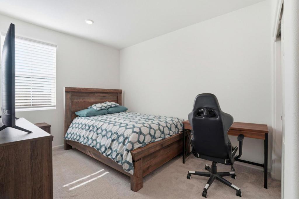 1957 Apiary Way, Hughson, CA 95326