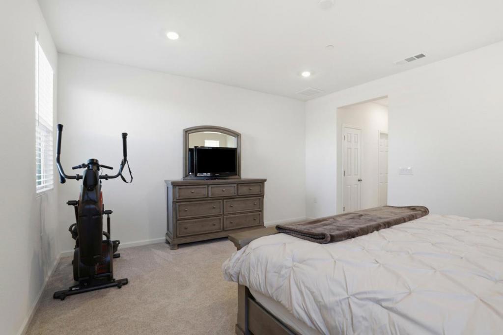 1957 Apiary Way, Hughson, CA 95326