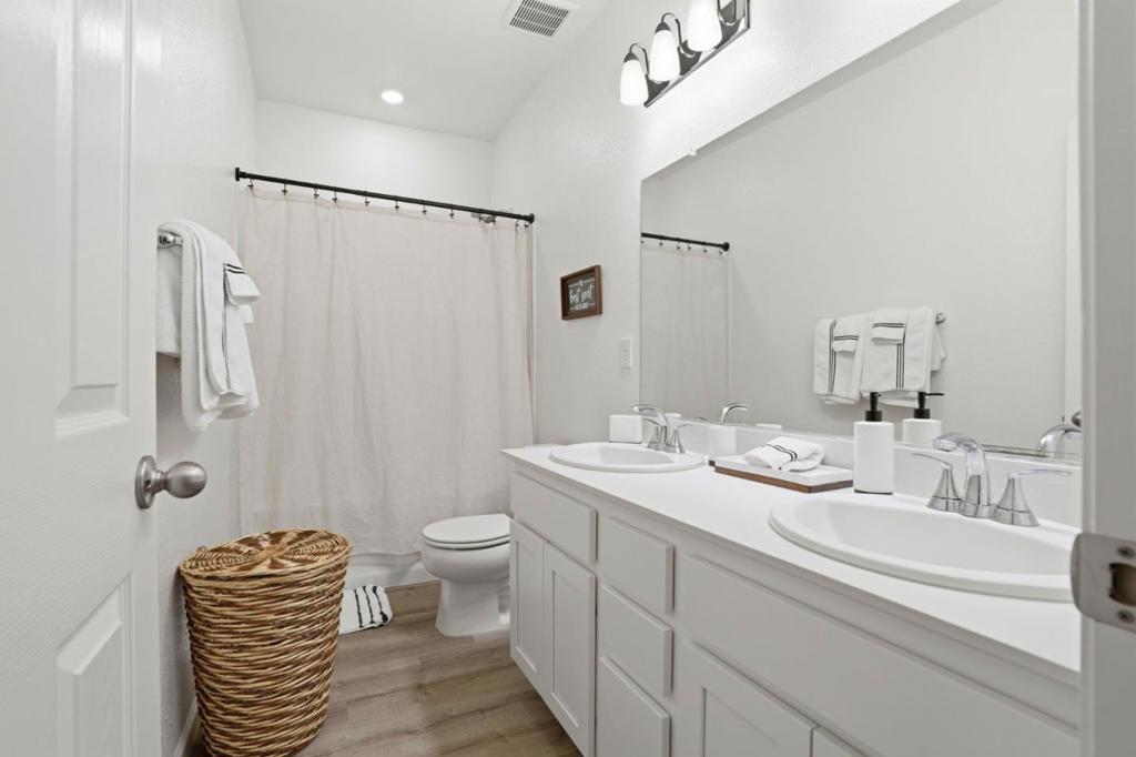 1957 Apiary Way, Hughson, CA 95326