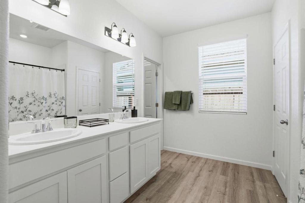 1957 Apiary Way, Hughson, CA 95326