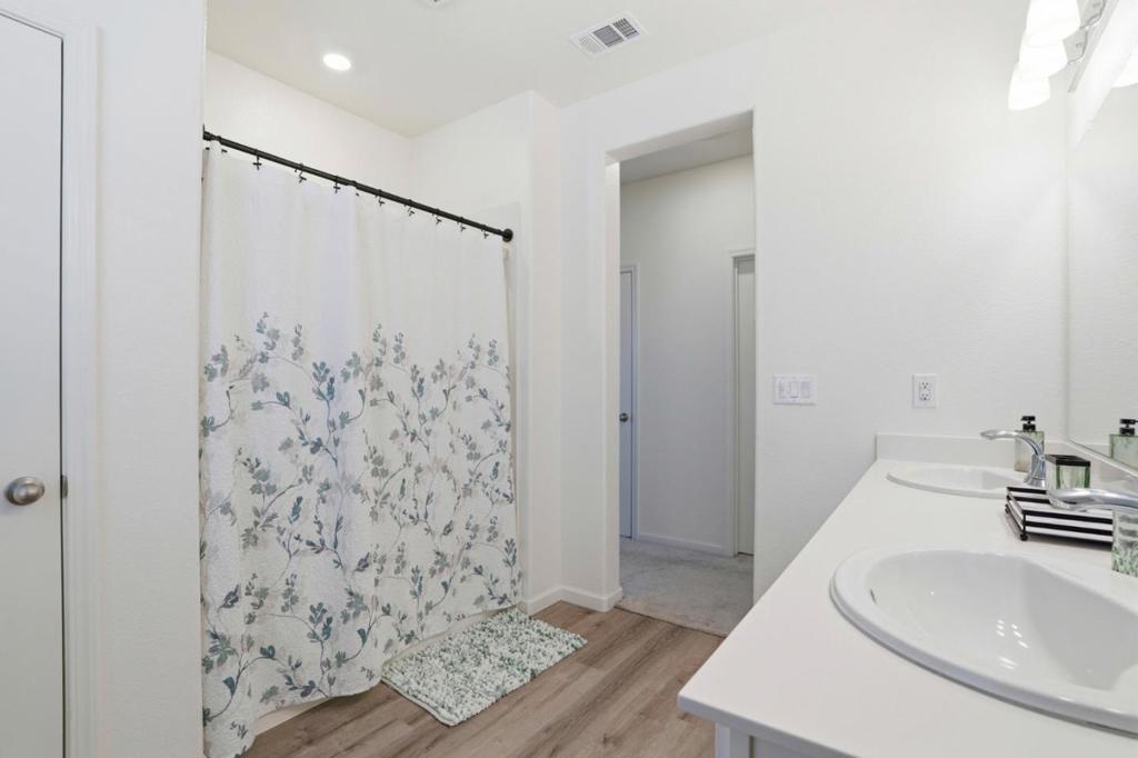 1957 Apiary Way, Hughson, CA 95326