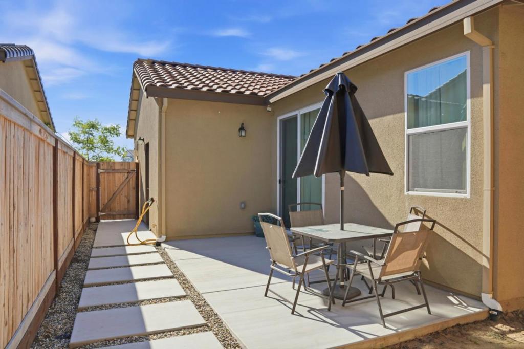 1957 Apiary Way, Hughson, CA 95326