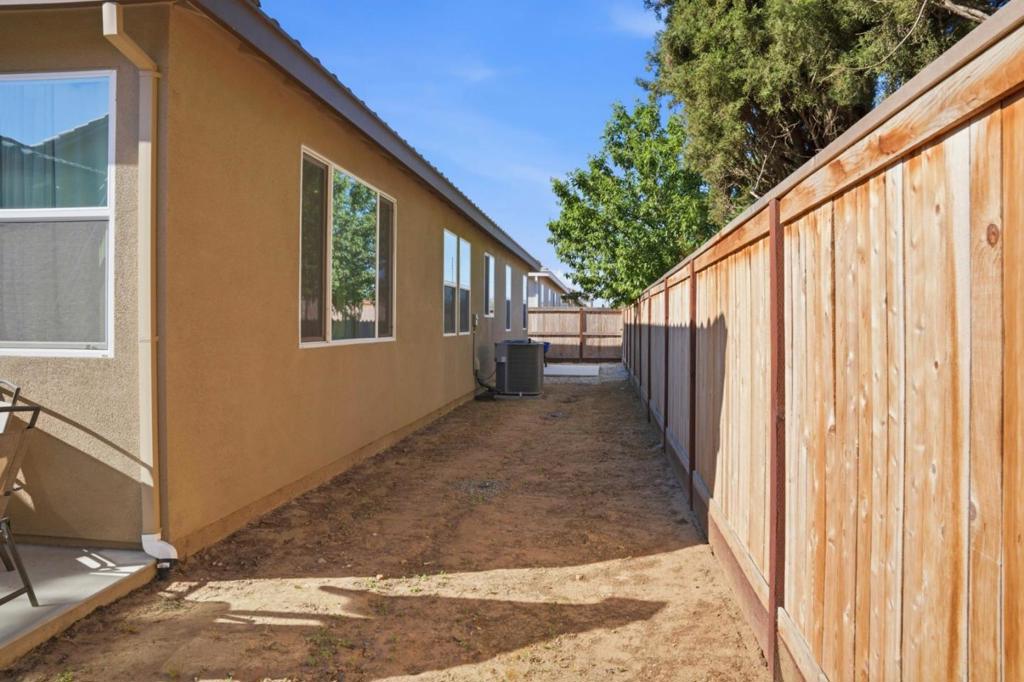 1957 Apiary Way, Hughson, CA 95326