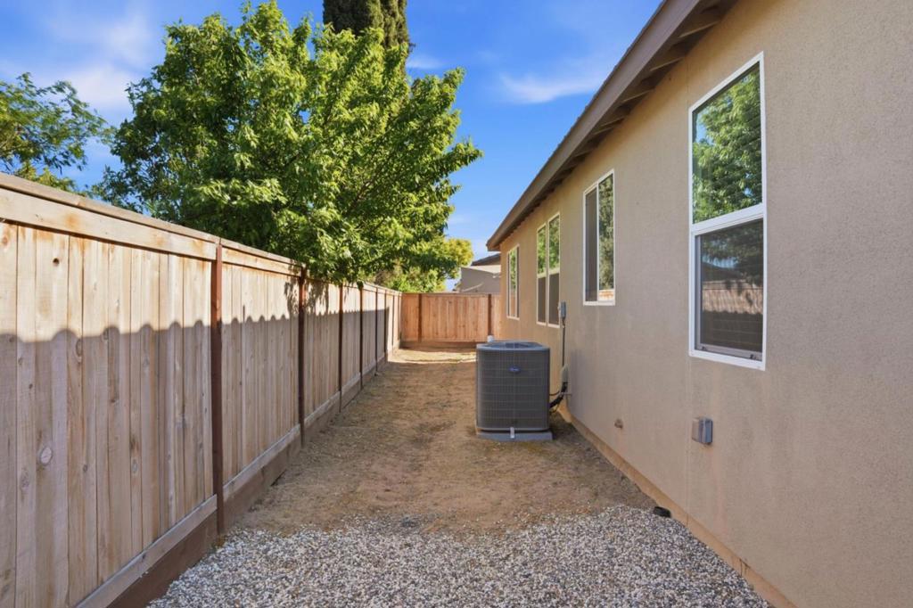1957 Apiary Way, Hughson, CA 95326