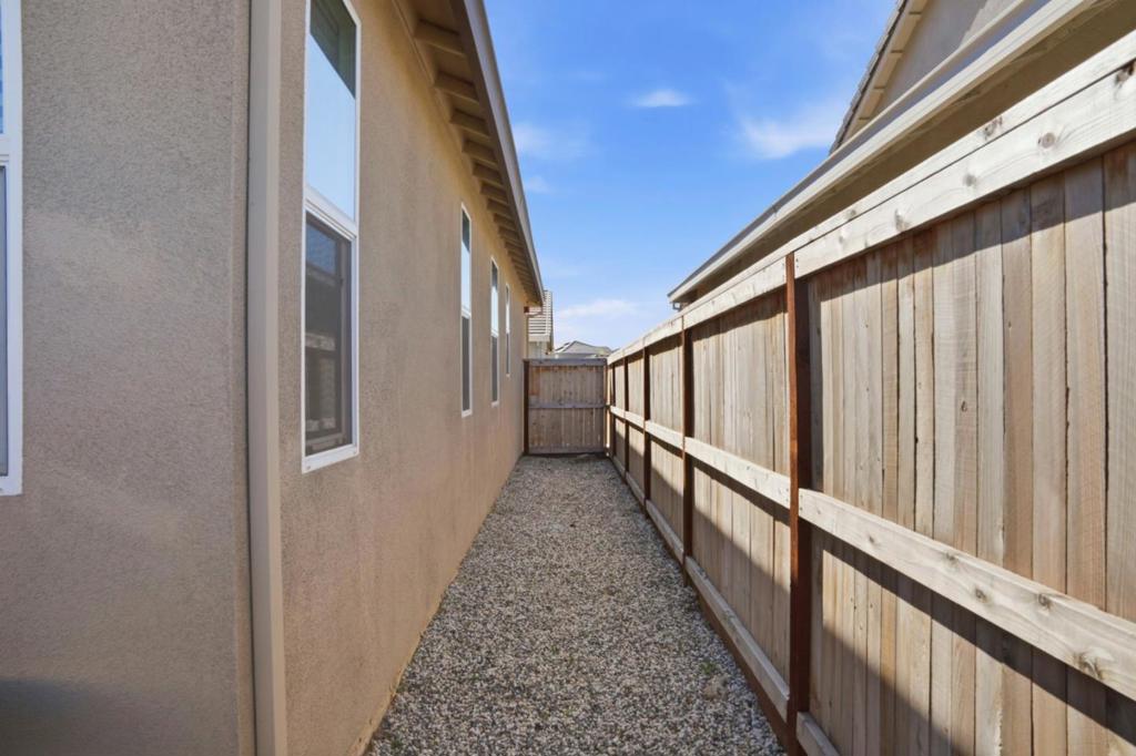 1957 Apiary Way, Hughson, CA 95326