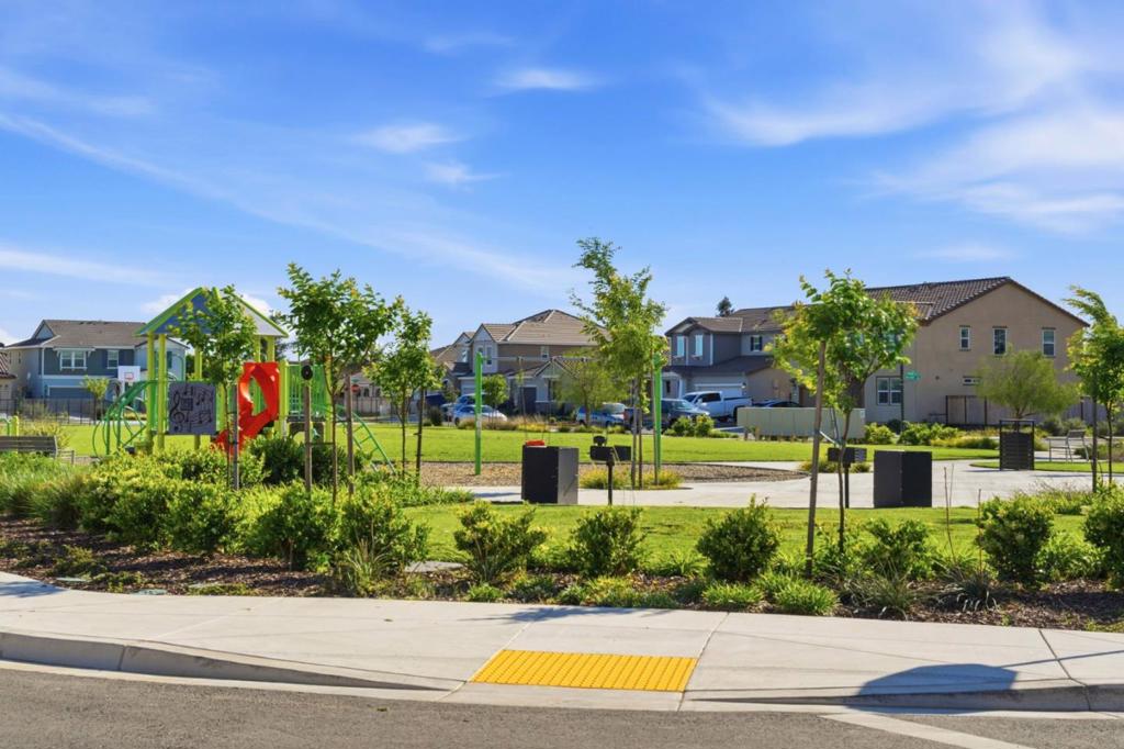 1957 Apiary Way, Hughson, CA 95326