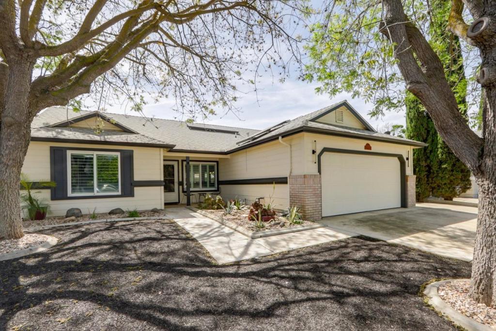 2247 Laguna Way, Los Banos, CA 93635