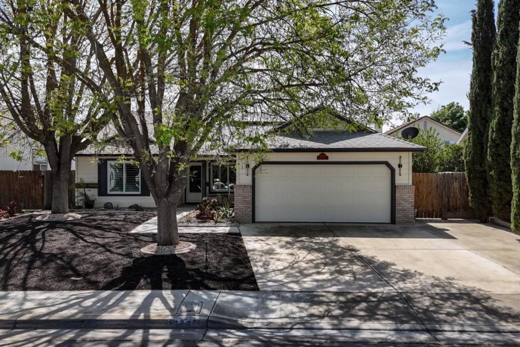 2247 Laguna Way, Los Banos, CA 93635