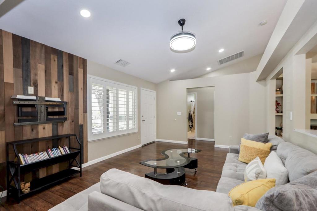 2247 Laguna Way, Los Banos, CA 93635