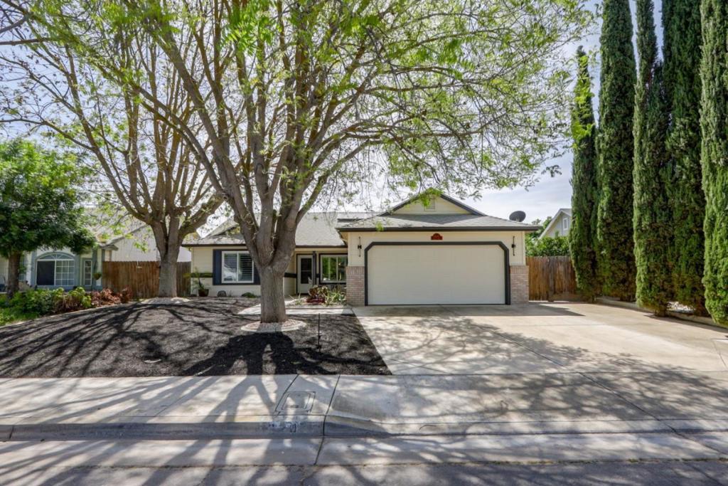 2247 Laguna Way, Los Banos, CA 93635