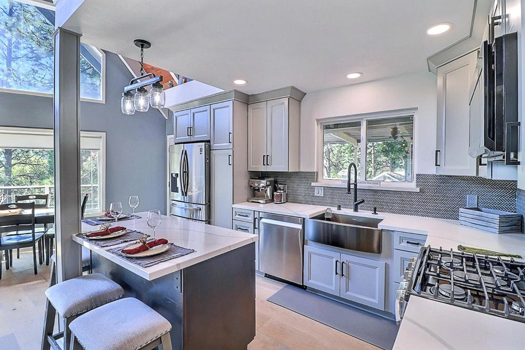 20135 Pine Mountain Dr, Groveland, CA 95321