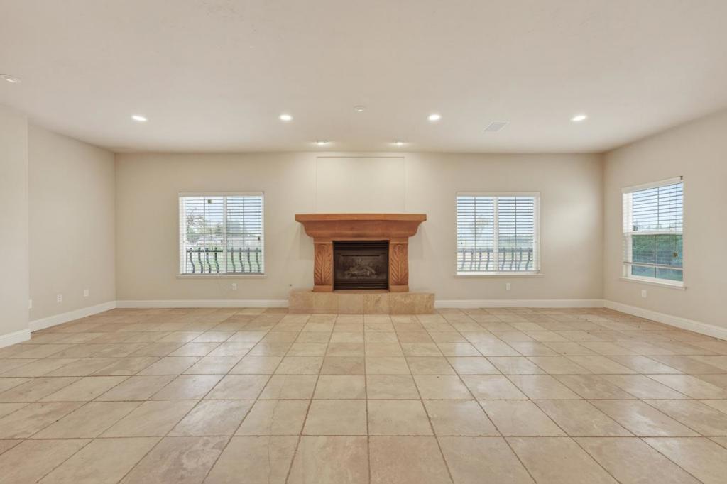 5317 Mesa Dr, Oakdale, CA 95361