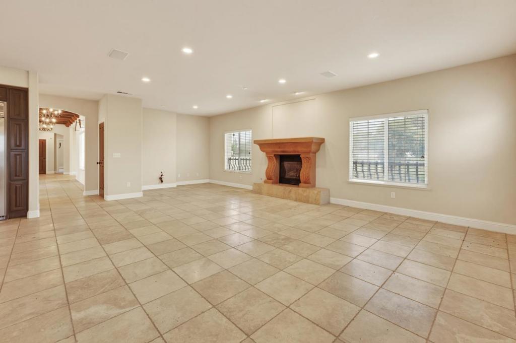 5317 Mesa Dr, Oakdale, CA 95361