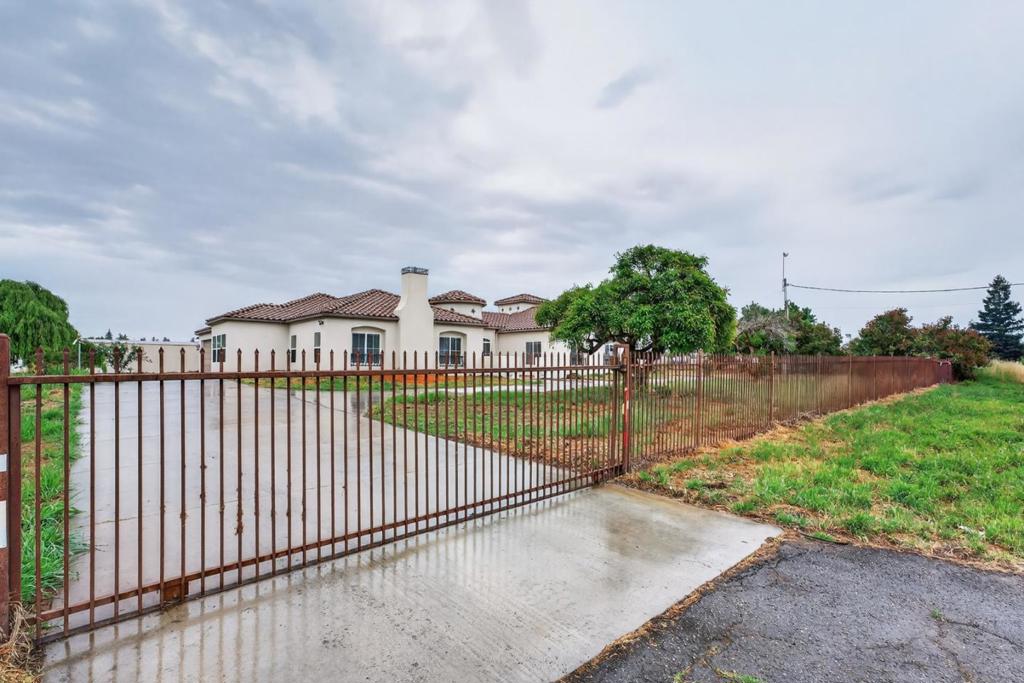 5317 Mesa Dr, Oakdale, CA 95361