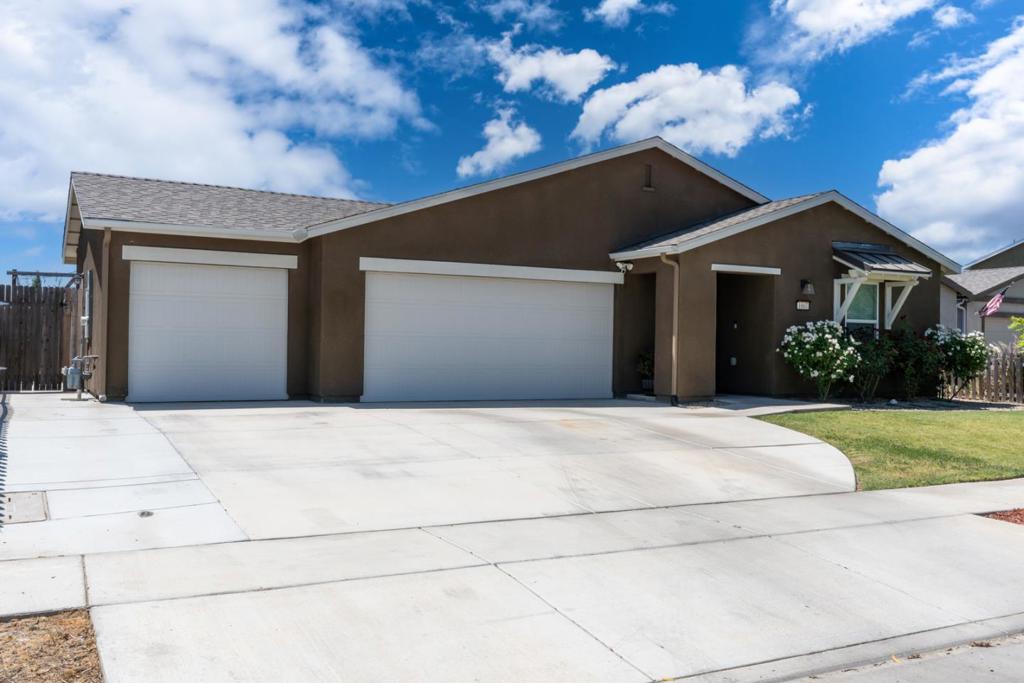 1807 Patricia Ct, Los Banos, CA 93635