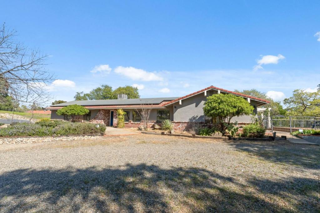 29667 Meadow Ln, Coarsegold, CA 93614