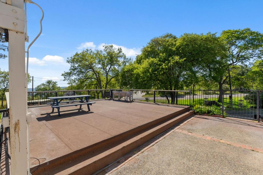 29667 Meadow Ln, Coarsegold, CA 93614