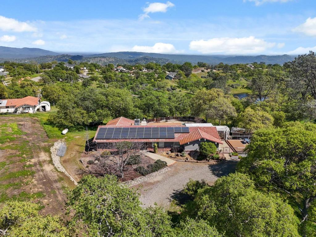 29667 Meadow Ln, Coarsegold, CA 93614
