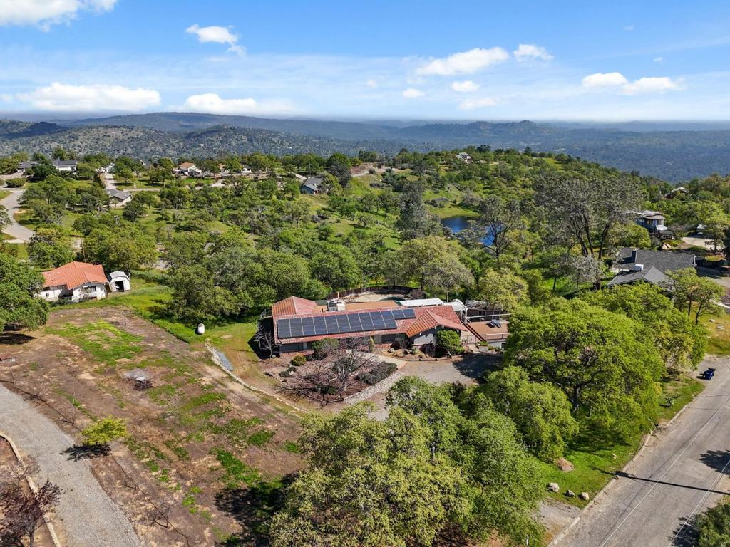 29667 Meadow Ln, Coarsegold, CA 93614