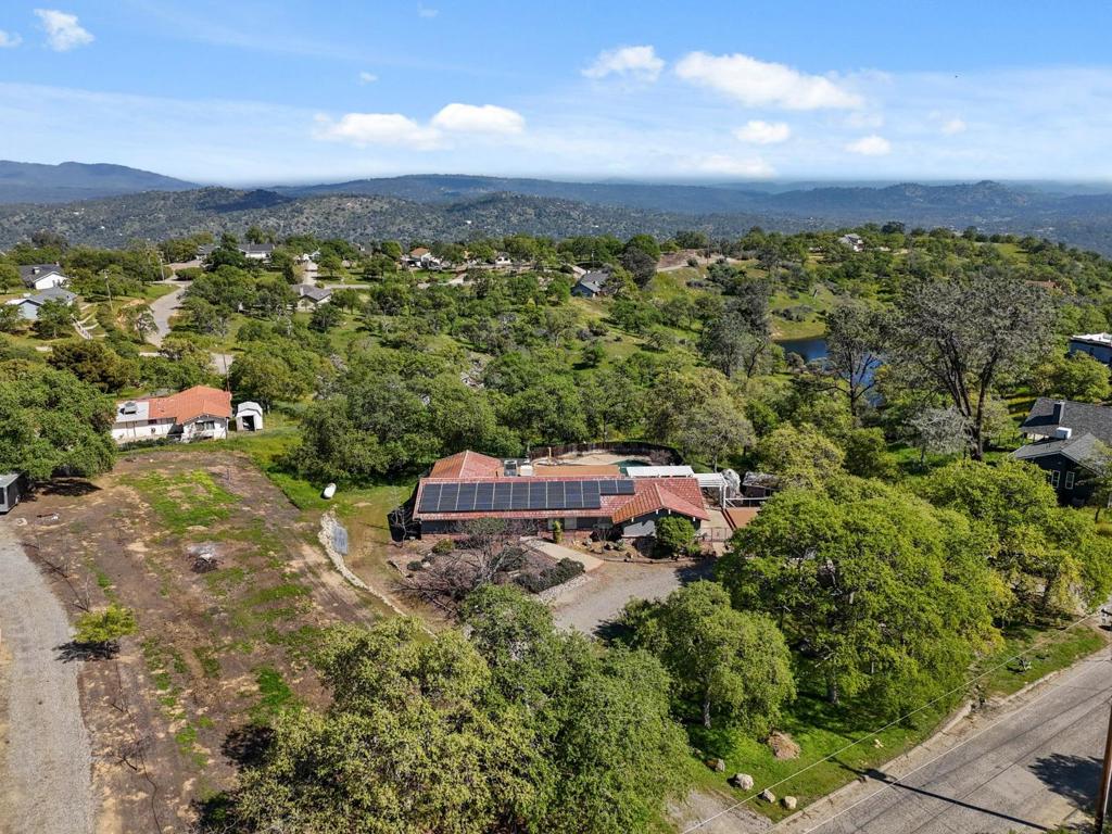 29667 Meadow Ln, Coarsegold, CA 93614