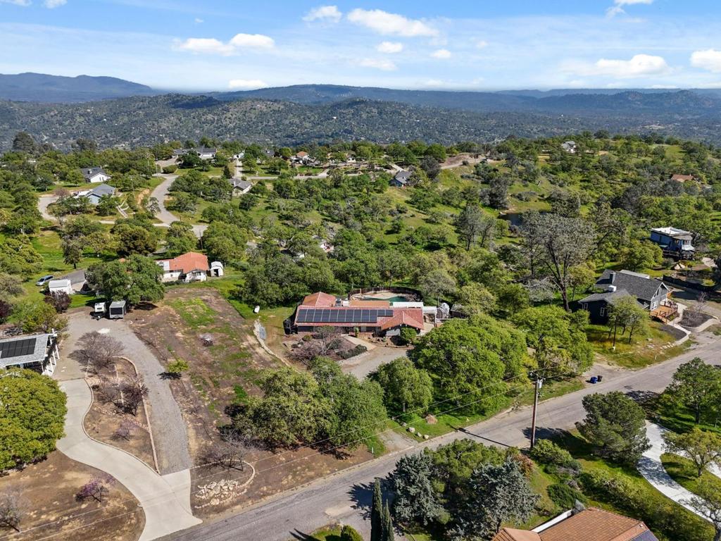 29667 Meadow Ln, Coarsegold, CA 93614