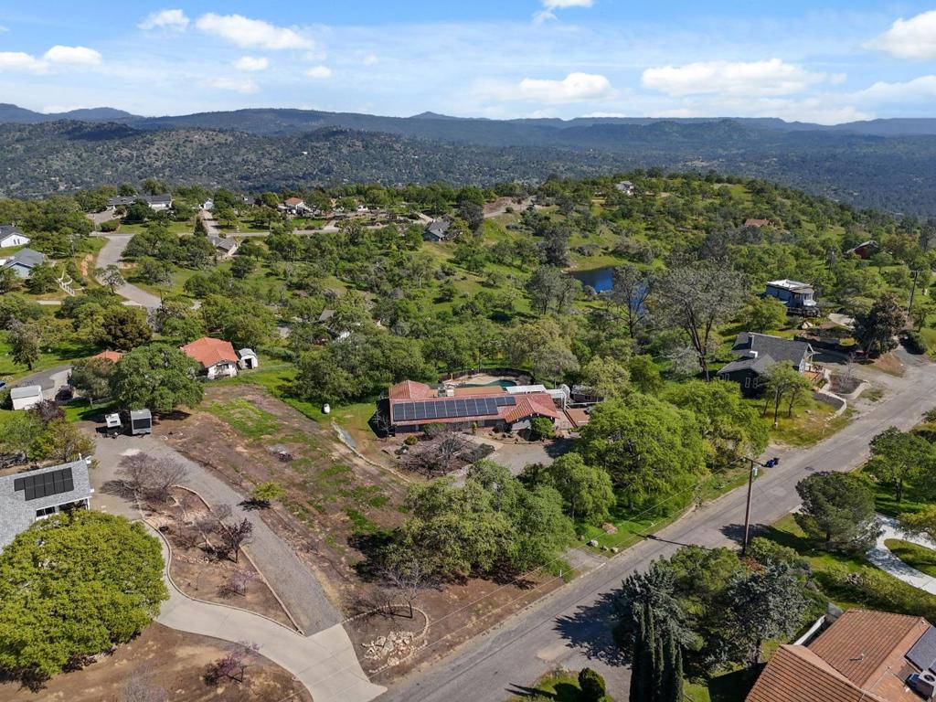 29667 Meadow Ln, Coarsegold, CA 93614