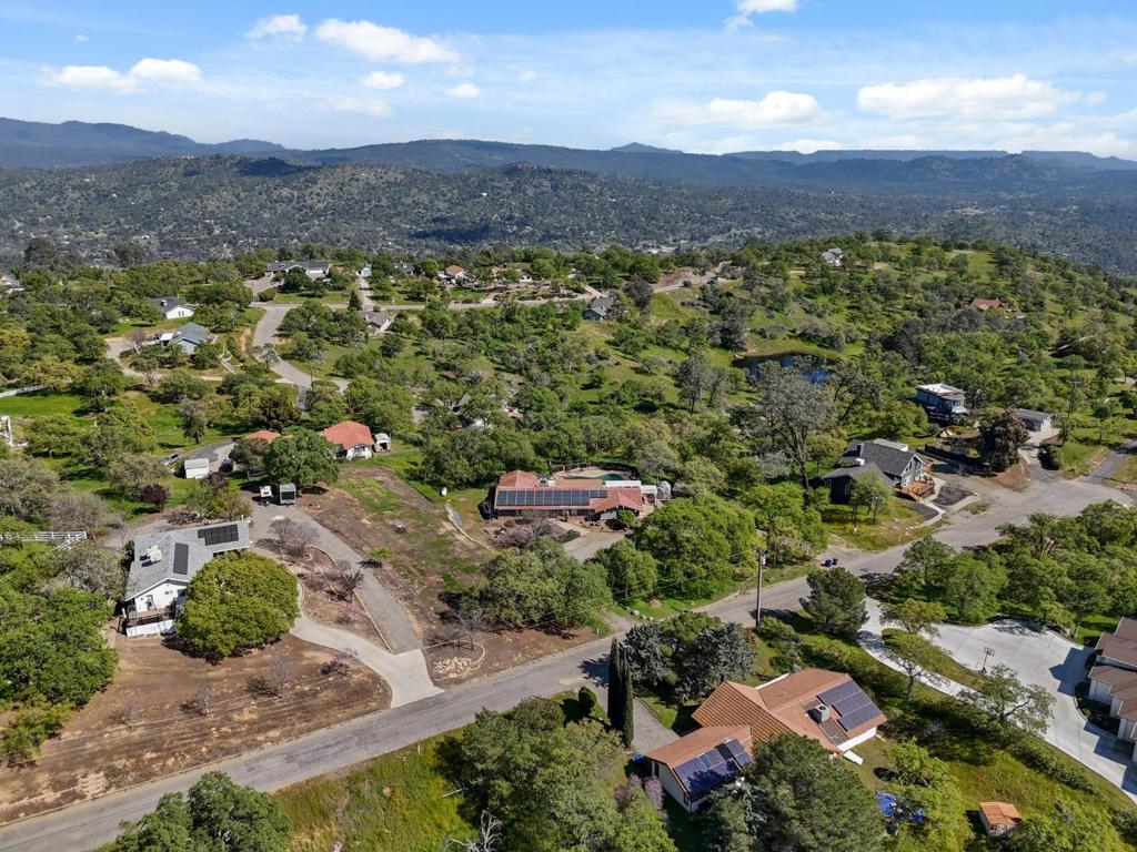 29667 Meadow Ln, Coarsegold, CA 93614