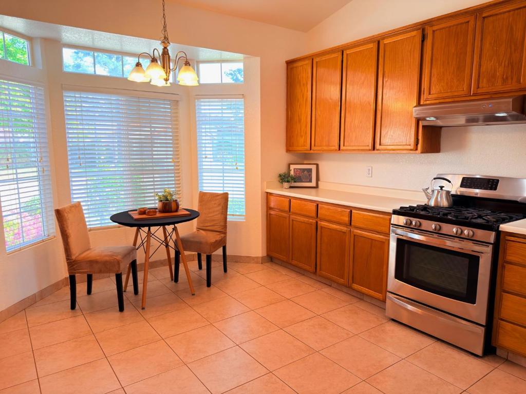 1986 Woodhaven Ct, Merced, CA 95340