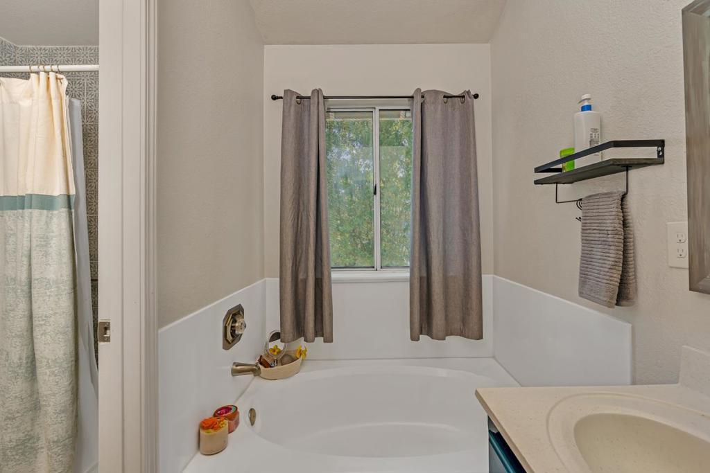 725 Mckinley St, Los Banos, CA 93635