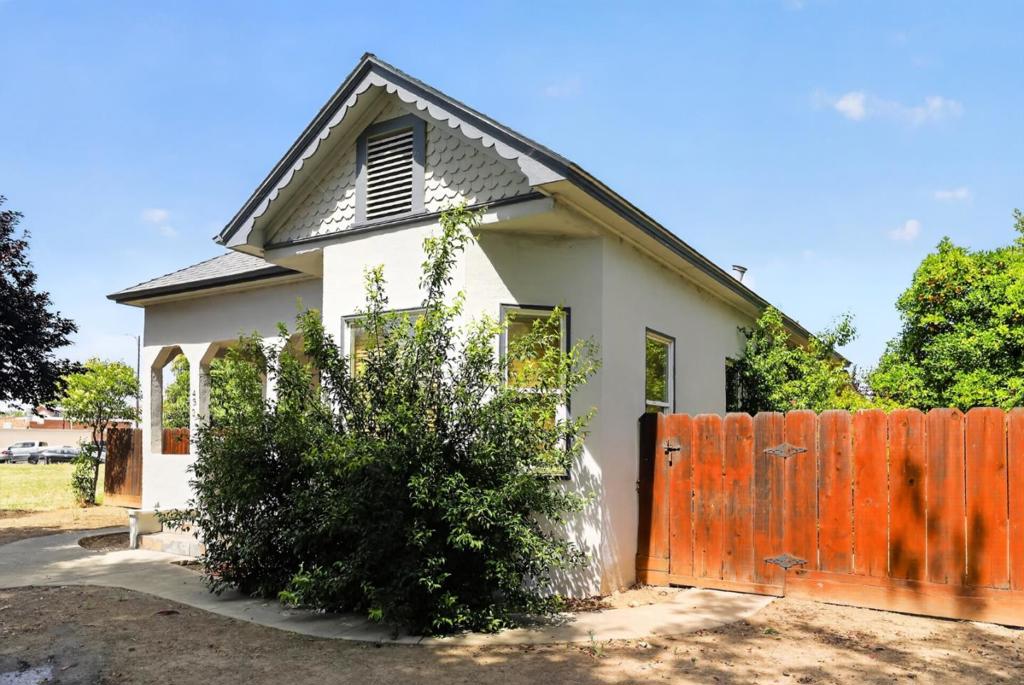 432 6th St, Gustine, CA 95322