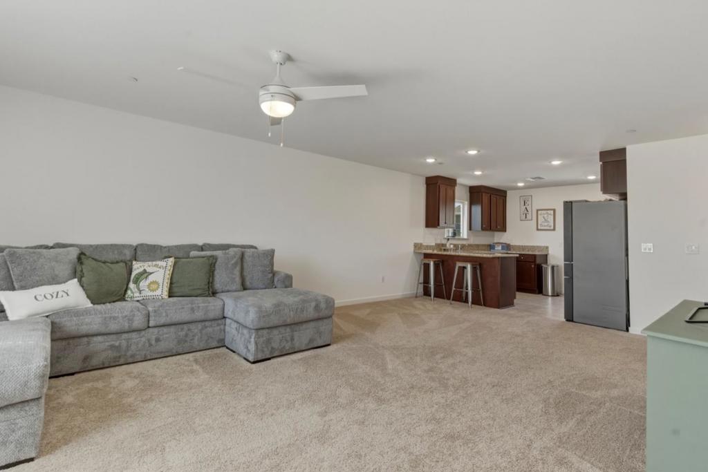 395 Yandris Ct, Los Banos, CA 93635