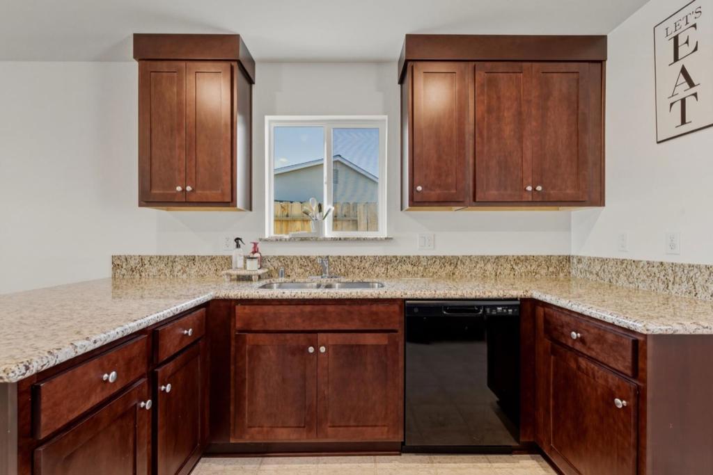 395 Yandris Ct, Los Banos, CA 93635