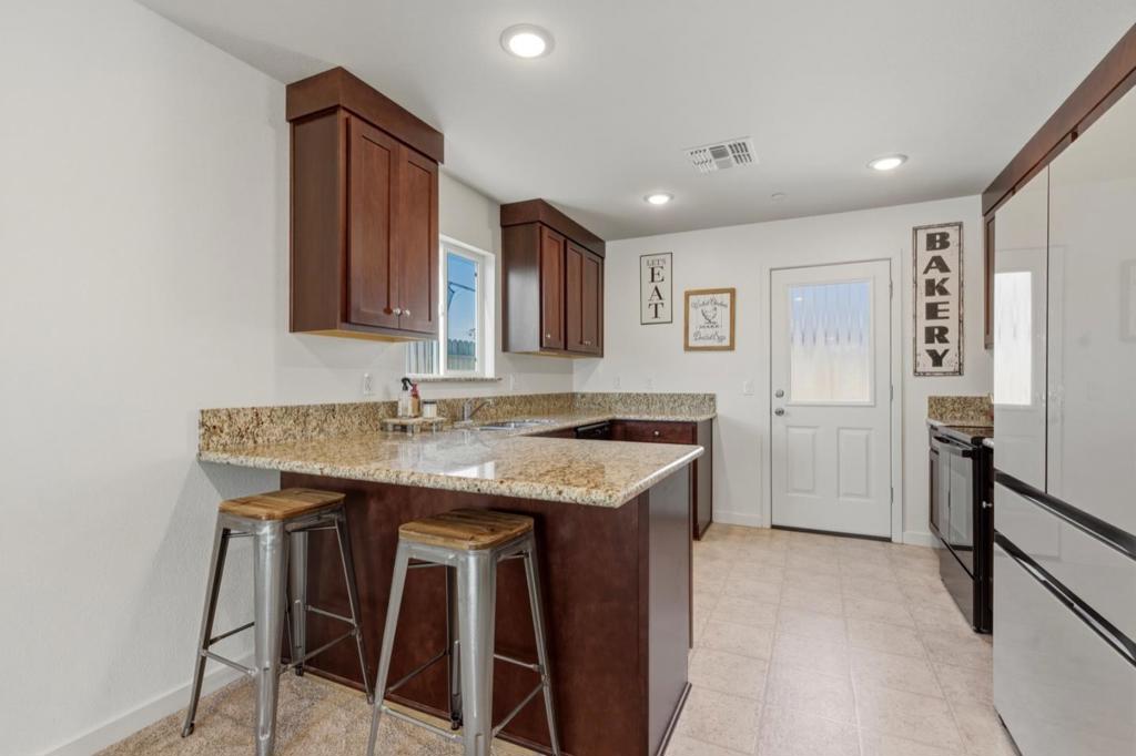 395 Yandris Ct, Los Banos, CA 93635