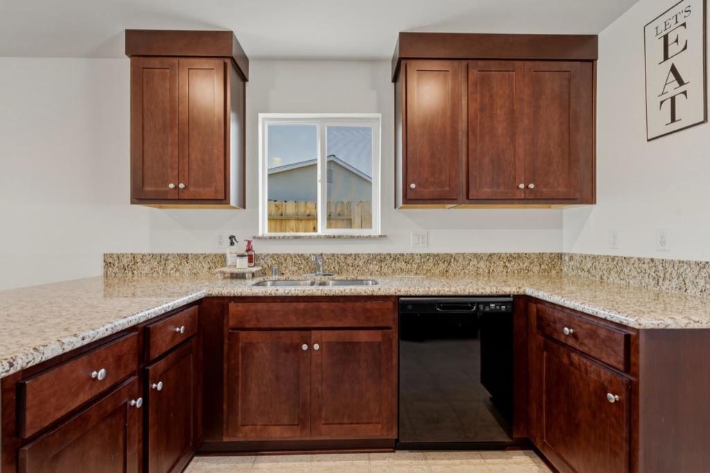 395 Yandris Ct, Los Banos, CA 93635