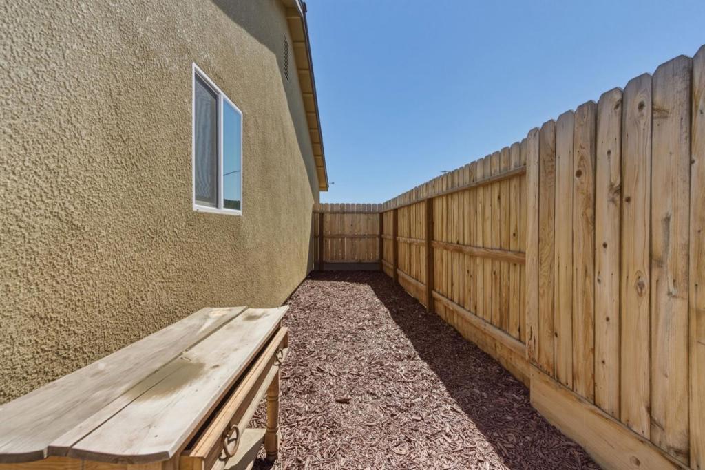 395 Yandris Ct, Los Banos, CA 93635