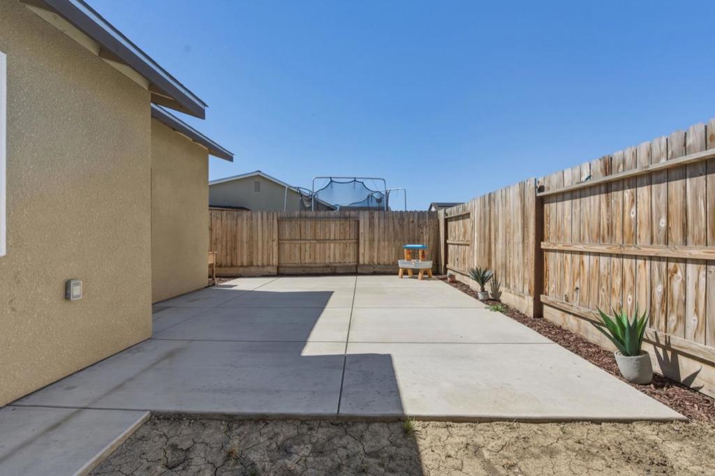 395 Yandris Ct, Los Banos, CA 93635