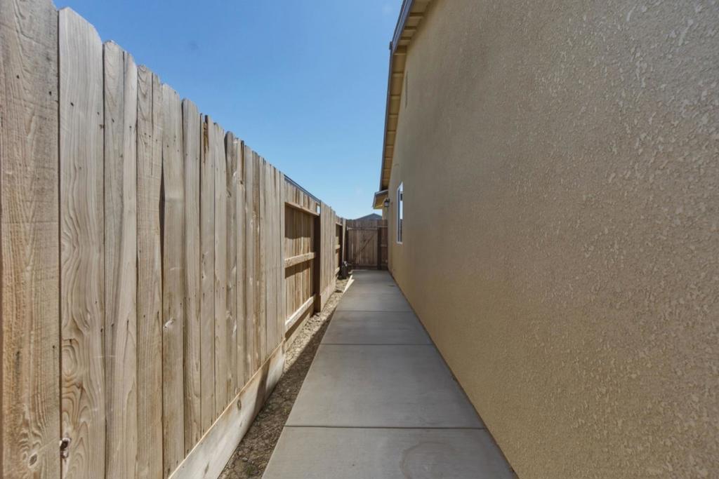 395 Yandris Ct, Los Banos, CA 93635
