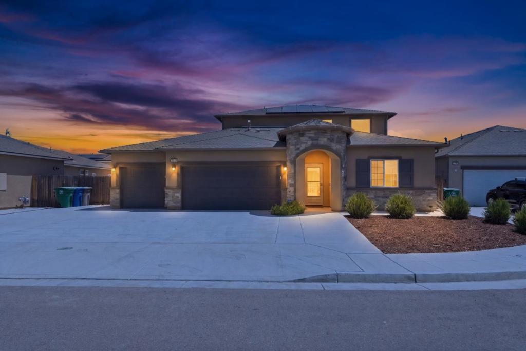 1381 Riverbank Dr, Madera, CA 93637