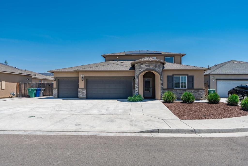 1381 Riverbank Dr, Madera, CA 93637