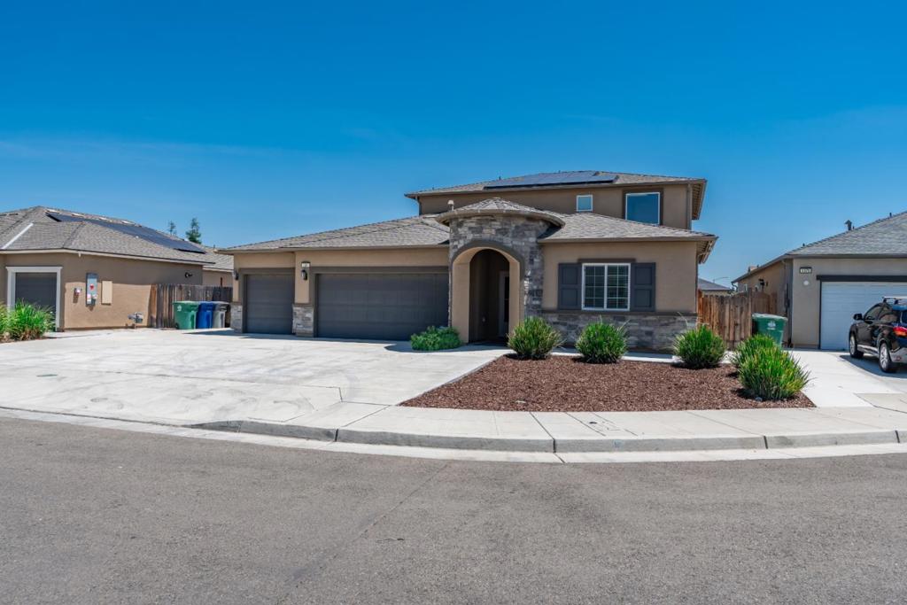 1381 Riverbank Dr, Madera, CA 93637